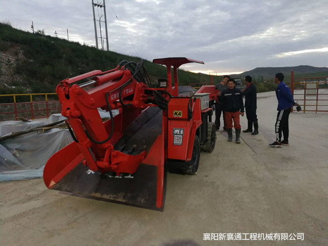 輪式皮帶扒渣機(jī).jpg 輪式皮帶扒渣機(jī).jpg